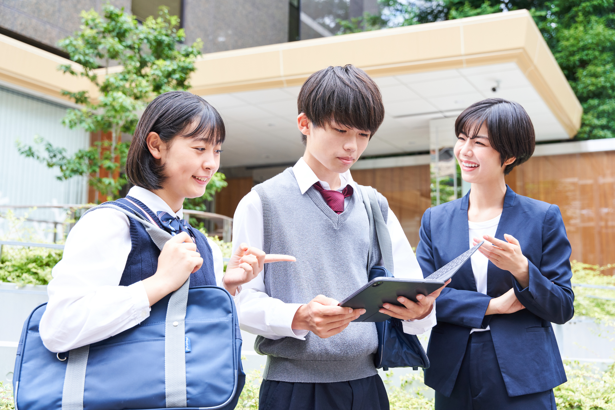 女性教師が中学生の男女と屋外で会話